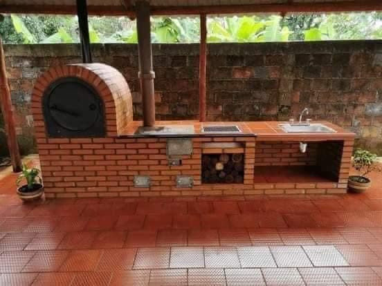 Trên mạng xã hội đang rần rần chia sẻ về ý tưởng xây bếp ngoài khá độc đáo. Cụ thể, một tài khoản mạng xã hội mới đây chia sẻ loạt hình ảnh về kiểu bếp mới lạ này, kèm dòng chia sẻ: "Ý tưởng làm bếp ngoài mang phong cách Âu siêu đẹp!" Hiện đã có hơn 13 ngàn lượt thích, hàng ngàn bình luận và gần 2 ngàn lượt chia sẻ cho bài viết này. Dân mạng rần rần khen đẹp, mới lạ và đua nhau áp dụng cho chính căn nhà của mình.