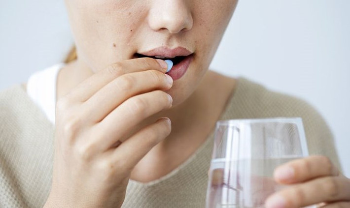 Uống thuốc khi đói: Buồn nôn là một tác dụng phụ thường gặp của nhiều loại thuốc khác nhau bao gồm thuốc chống trầm cảm, thuốc huyết áp, thuốc tránh thai, thuốc giảm đau, thuốc kháng sinh,... Đường ruột của bạn xử lý thức ăn bằng cách giải phóng axit dạ dày, vì vậy khi bạn uống thuốc trước khi ăn, axit đó vẫn sẽ được giải phóng, gây kích thích hoặc buồn nôn.