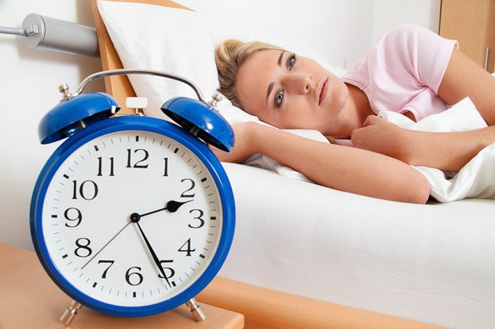 Ngủ đủ giấc: Không ngủ đủ từ 6-8 giờ mỗi đêm có thể gây ra nhiều vấn đề về sức khỏe. Bạn sẽ thức dậy mà không có nhiều năng lượng để làm ngay cả những công việc bình thường trong ngày, và bạn sẽ thấy khó tập trung khi làm việc. Hơn nữa, nếu bạn không ngủ đủ giấ , tóc rất dễ bạc sớm.