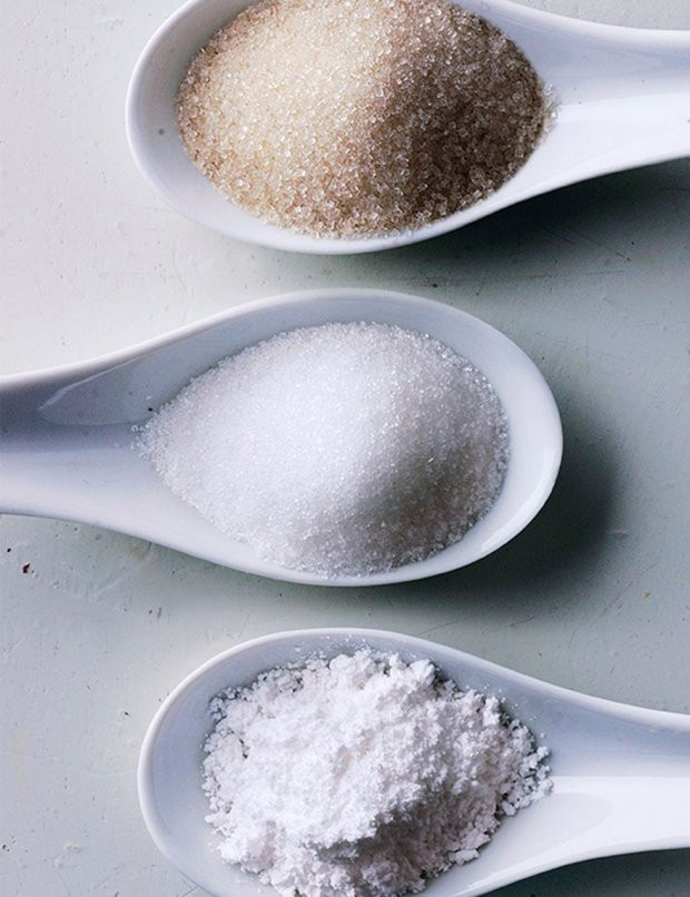 3. Tẩy tế bào chết bằng đường, muối, baking soda Những nguyên liệu này thường xuất hiện trong các sản phẩm tẩy da chết handmade, được nhiều phái đẹp yên tâm sử dụng do nghĩ rằng chúng an toàn. Theo nghiên cứu, bề mặt của 3 sản phẩm này rất thô, có nhiều cạnh sắc gây ra các tổn thương cho làn da đặc biệt khi kết hợp với việc massage.