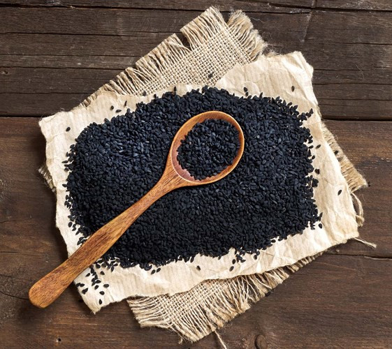 Hạt thìa đen có tính chất dược liệu do sự hiện diện của các chất dinh dưỡng quan trọng như kẽm, sắt, phốt pho,... rất tốt cho sức khỏe của xương. Xoa dầu hạt thìa đen 2-3 lần một ngày trong hai tuần để điều trị gãy xương.