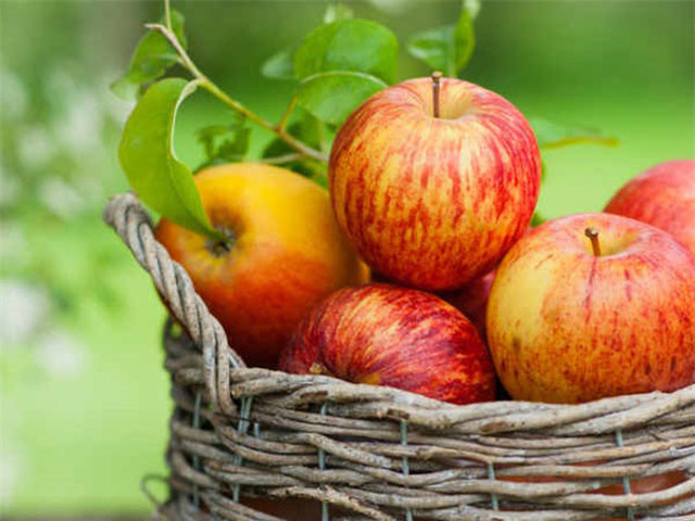 Táo: Ăn một quả táo mỗi ngày sẽ giúp trái tim khoẻ mạnh. Táo chứa đầy flavonoid và chất xơ. Flavonoid có khả năng làm giảm sự kết dính tiểu cầu đến thành mạch máu của bạn, ngăn ngừa sự hình thành mảng bám cholesterol. Vỏ táo cũng chứa hàm lượng chất xơ cao cùng với thành phần chống oxy hóa. Người bị bệnh tim mạch hay béo phì thì nên ăn táo ngọt rất tốt cho sức khỏe.
