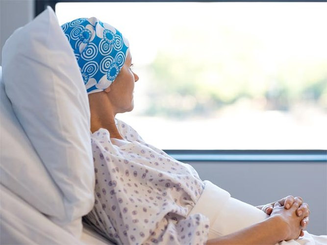 Mệt mỏi: Một tác dụng phụ khác của điều trị hóa trị là mệt mỏi. Ngoài ra còn có một số yếu tố khác có thể khiến bạn cảm thấy kiệt sức như trầm cảm, giảm hồng cầu và thiếu ngủ.