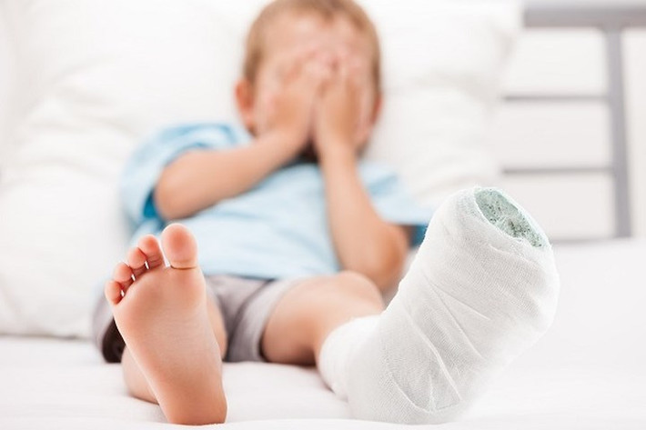 Nghỉ ngơi cũng quan trọng như điều trị trong việc chữa lành xương bị gãy. Nghỉ ngơi là cần thiết vì chuyển động làm vết thương bị sưng và đau. Do đó, người bị gãy xương thường được bác sĩ cũng đề nghị nghỉ ngơi hoàn toàn trong 3-4 tuần.