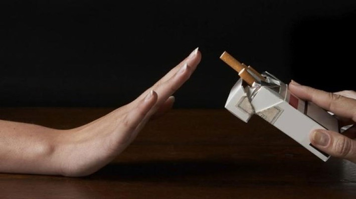 Tránh hút thuốc lá: Bạn có thể nghe rất nhiều điều về việc hút thuốc lá có thể gây ra các vấn đề sức khỏe nghiêm trọng nhưng bạn có thể không biết là nó cũng có thể ảnh hưởng xấu đến tóc, lão hóa sớm. Vì vậy, nếu bạn muốn trông trẻ trung, xinh đẹp, và tóc không bạc sớm thì bạn cần bỏ hút thuốc ngay lập tức.