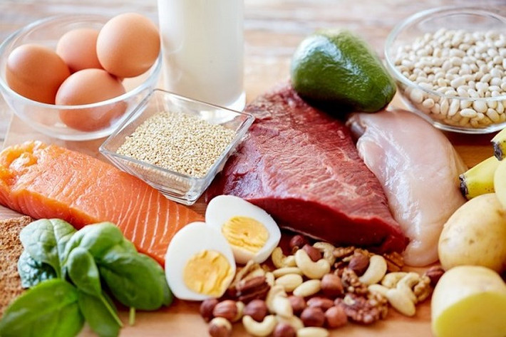 Có đủ protein: Tóc của bạn được làm bằng các protein phức tạp để phát triển. Bạn phải đảm bảo có 100-110 gam protein cho chế độ ăn uống mỗi ngày. Nếu bạn không có đủ protein, nó có thể dễ dàng dẫn đến tóc bạc sớm. Một số nguồn giàu protein bao gồm các loại hạt, thịt nạc, đậu lăng, đậu nành...
