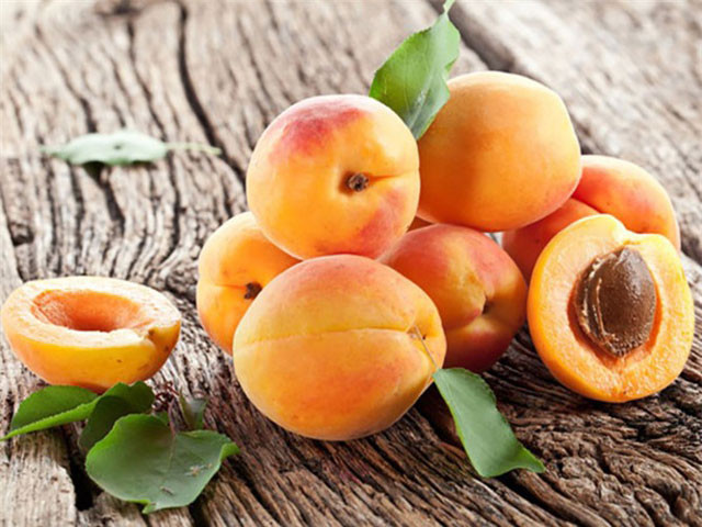 Quả mơ là một loại quả giàu vitamin như vitamin A, C, E, và K; chất xơ; carotenoid, đặc biệt với thành phần có chứa nhiều vitamin B15 giúp tăng cường chuyển hóa oxy trong tế bào, ngăn ngừa các bệnh về tim mạch, hô hấp, nhồi máu cơ tim, xơ vữa động mạch.