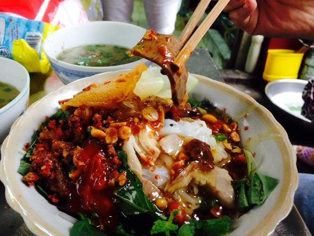 Phở chua: So với phở bò trứ danh Hà thành, phở chua Lạng Sơn cũng không kém phần cầu kỳ. Một bát phở chua truyền thống của xứ Lạng cần đến hơn chục loại nguyên liệu đặc biệt như khoai lang, gan lợn, dạ dày, thịt ba chỉ, xá xíu, bột chao, lạp xưởng… chưa kể các loại rau thơm, dưa chuột, lạc rang… Với nguyên liệu đa dạng như vậy, phở chua hội tụ đầy đủ vị cay, ngọt man mát lại chua dịu thanh thanh. Ảnh: Diadiemanuong, Rongchoimienbac, Toidi, Lozi.
