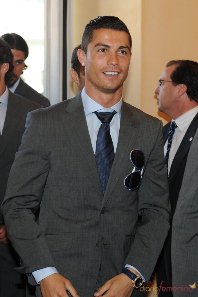 Đồng nghiệp Rooney tiết lộ rằng Ronaldo luôn dành thời gian chăm chút ngoại hình và phong cách cá nhân. Anh không ngại thú nhận bản thân là một tín đồ thời trang và đặc biệt yêu thích những mẫu đồng hồ đắt tiền. Anh từng khiến nhiều người bất ngờ tại sự kiện với bộ suit xám thanh lịch cùng chiếc đồng hồ sắc xanh navy của Jacob & Co Standard với giá hơn 2 tỷ đồng.