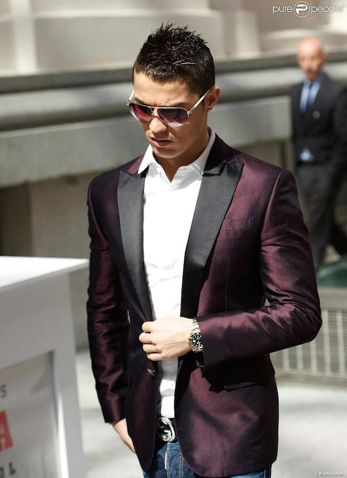Với những mẫu blazer màu sắc thì đồng hồ phom dáng cổ điển làm từ chất liệu vàng luôn là sự lựa chọn hàng đầu của anh. Thiết kế đến từ Rolex với mức giá khoảng 39.900 USD (gần 900 triệu đồng).