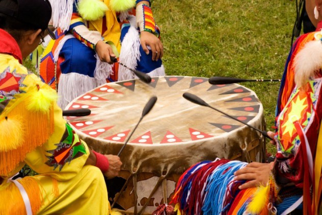 Theo một số bộ lạc bản địa ở châu Mỹ như Oneida, Wichita, Creek, tổ tiên của họ từng là thành viên của bộ tộc sống trong lòng trái đất. Những cư dân này sống trong các hang sâu thẳm, vách núi cheo leo hoặc vết nứt của vỏ trái đất. Về lý do lên mặt đất sống, mỗi bộ lạc đều có một cách giải thích khác nhau. Ảnh: Listverse.