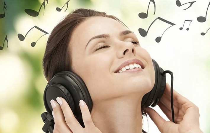 Tránh căng thẳng: Căng thẳng có thể gây ra rất nhiều vấn đề về sức khỏe như tiểu đường và đột quỵ và nó cũng có thể gây ra các vấn đề về da như mụn trứng cá và nếp nhăn. Không dừng lại ở đây, nếu bạn có quá nhiều căng thẳng nó thậm chí có thể khiến tóc bạc sớm. Hãy dành thời gian cho bản thân, thư giãn, đi spa, xem phim, mua sắm, nghe nhạc, gặp gỡ bạn bè, làm bất cứ điều gì có thể giúp bạn thư giãn và làm bạn cảm thấy vui vẻ.