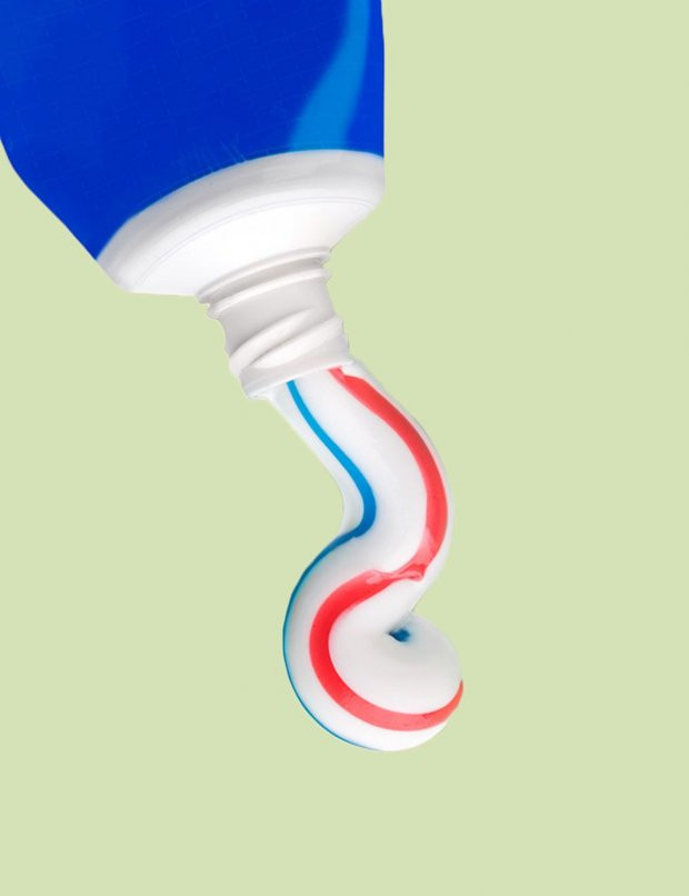4. Bôi kem đánh răng lên vết mụn Có nhiều sản phẩm kem đánh răng chứa Sodium Lauryl Sulfate - là 1 chất hoạt động thường dễ bắt gặp trong dầu gội, xà phòng và kem đánh răng nhằm tạo hiệu ứng bọt. Đây là 1 chất gây kích ứng mạnh, có thể khiến hàng rào chức năng bảo vệ da bị suy yếu, lấy đi lớp lipids tự nhiên khỏi da, phá hủy các rào cản, khiến da dễ bị kích thích bởi các yếu tố bên ngoài. Hoạt chất này nếu để tiếp xúc với môi trong thời gian dài còn có thể gây hiện tượng môi khô nứt, kích ứng, thậm chí gây hiện tượng viêm đỏ nặng vùng da quanh miệng.