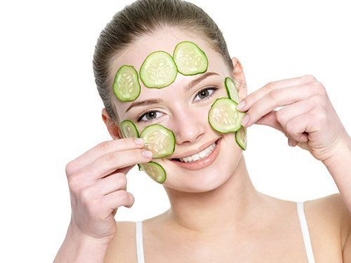 Đắp mặt nạ hoa quả Mùa hè mỗi khi ra đường, làn da bạn sẽ bị bỏng rát, khó chịu. Việc đắp mặt nạ không chỉ làm mát da mà còn có tác dụng tái tạo tế bào, giúp da bạn trở nên mịn màng hơn.