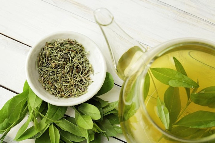 Trà xanh: Bằng cách uống trà xanh hàng ngày, bạn có thể giúp cơ thể thải độc tố và chất béo lắng đọng, trong khi tăng mức độ hydrat hóa. Một nghiên cứu năm 2002 được công bố trên tạp chí quốc tế về béo phì phát hiện ra rằng catechin trong trà giúp kích thích sự dị hóa lipid trong gan. Điều này sẽ ngăn cản tích tụ chất béo trong gan. Thức uống lành mạnh này cũng bảo vệ gan khỏi tác hại của các chất độc hại như rượu.
