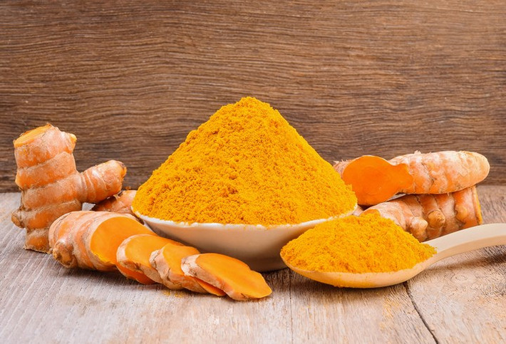 Củ nghệ là một thực phẩm làm sạch gan phổ biến và hiệu quả khác. Nó cũng cải thiện khả năng tiêu hóa chất béo của cơ thể. Hợp chất curcumin trong nghệ tạo ra sự hình thành của một enzyme giải độc gan chính gọi là glutathione S-transferase. Ngoài ra, nó cũng giúp tái tạo tế bào gan bị hư hỏng.