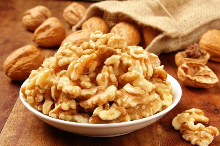 Quả óc chó: Lượng amino acid l-arginine cao trong quả óc chó giúp gan giải độc amoniac. Hơn nữa, quả óc chó chứa glutathione và axit béo omega-3, giúp hỗ trợ quá trình làm sạch gan tự nhiên. Theo một nghiên cứu năm 2008 được công bố trên Tạp chí Hóa học Nông nghiệp và Thực phẩm, các polyphenol trong óc chó ngăn ngừa tổn thương gan gây ra bởi carbon tetrachloride và d-galactosamine.