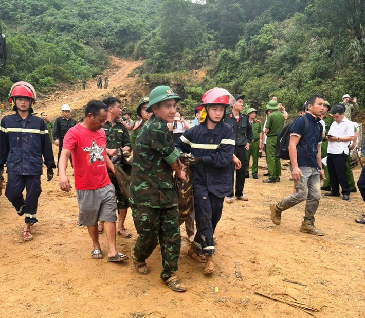 Các nạn nhân tử vong trong vụ sạt lở đất được xác định, gồm: Nguyễn Ngọc H. (SN 2007, trú xóm 9, Quỳnh Lâm, Quỳnh Lưu, Nghệ An); Đinh Hơ L. (trú xã Công Chiêng, Măng Giang, Gia Lai) và Đinh S. (em trai L.).