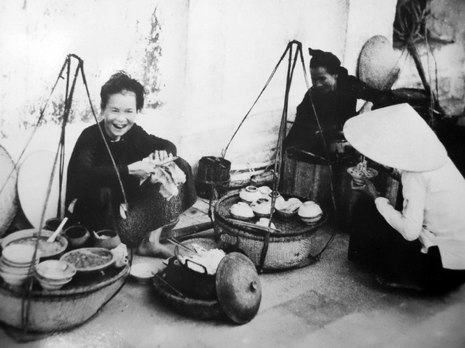 Gánh hàng quà vặt bên đường.