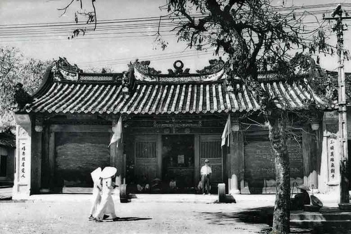 Bên ngoài chùa Ông ở Hội An.