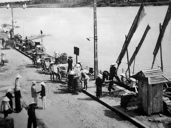 Cảnh họp chợ bên bờ sông Thu Bồn.