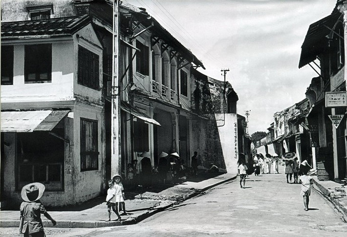 Trẻ em trên đường phố Hội An.