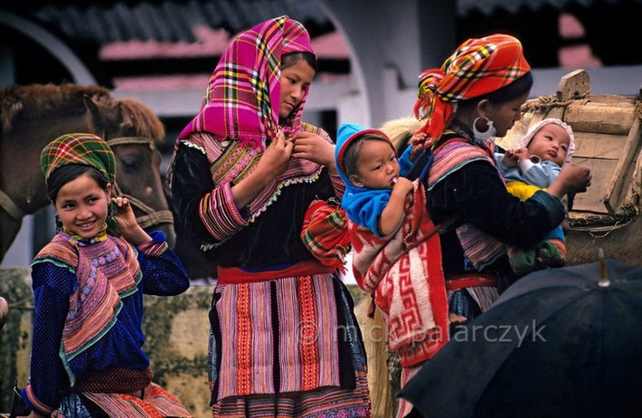 Những người phụ nữ H'Mông Hoa tại chợ Bắc Hà, Lào Cai.