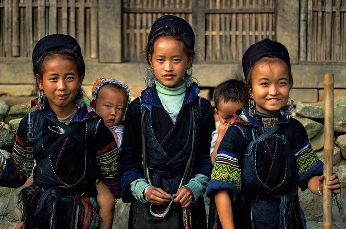 Các bé gái H'Mông Đen ở bản Tả Van, Sa Pa.