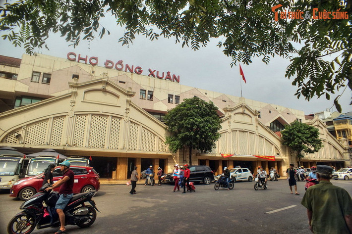 4. Chợ Đồng Xuân. Nằm trong khu phố cổ Hà Nội, chợ Đồng Xuân có lịch sử lâu đời, được xây dựng kiên cố từ năm 1889 theo kiến trúc mang đậm phong cách Pháp. Đầu thập niên 1990, chợ được xây lại nhưng vẫn giữ các chi tiết kiến trúc cũ ở mặt tiền.