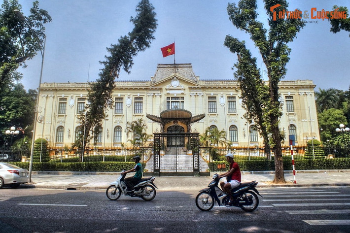 9. Nhà khách Chính phủ. Nằm ở số 12 Ngô Quyền, Nhà khách Chính phủ còn được biết đến với tên gọi Bắc Bộ phủ, là một di tích lịch sử nổi tiếng ở Hà Nội. Công trình được xây năm 1918-1919 theo kiến trúc tân cổ điển, ban đầu được sử dụng làm Phủ Thống sứ Bắc Kỳ.