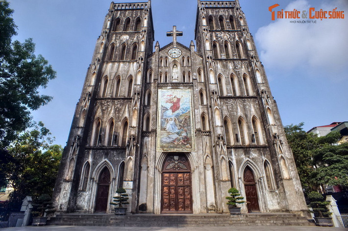 2. Nhà thờ Lớn. Nằm ở 40 phố Nhà Chung, nhà thờ Lớn có tên chính thức là Nhà thờ Chính tòa Hà Nội, được xây từ năm 1884 trên khuôn viên chùa Báo Thiên. Điển hình cho phong cách kiến trúc Gothic, đây là một trong những công trình lớn đầu tiên được người Pháp xây dựng ở Hà Nội.
