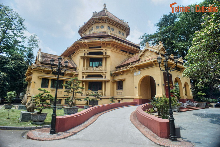 5. Bảo tàng Lịch sử Quốc gia. Nằm phía sau Nhà hát Lớn, Bảo tàng Lịch sử Quốc gia có tiền thân là Viện Viễn Đông Bác Cổ, được xây dựng từ năm 1926-1932. Đây là công trình tiêu biểu cho phong cách kiến trúc Đông Dương ở Hà Nội thời thuộc địa.