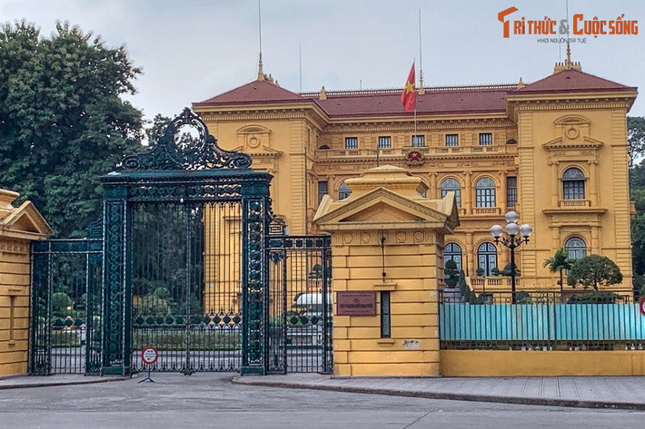 6. Phủ Chủ tịch. Nằm bên Quảng trường Ba Đình, Phủ Chủ tịch có tiền thân là Phủ toàn quyền Đông Dương, được xây từ năm 1900-1906