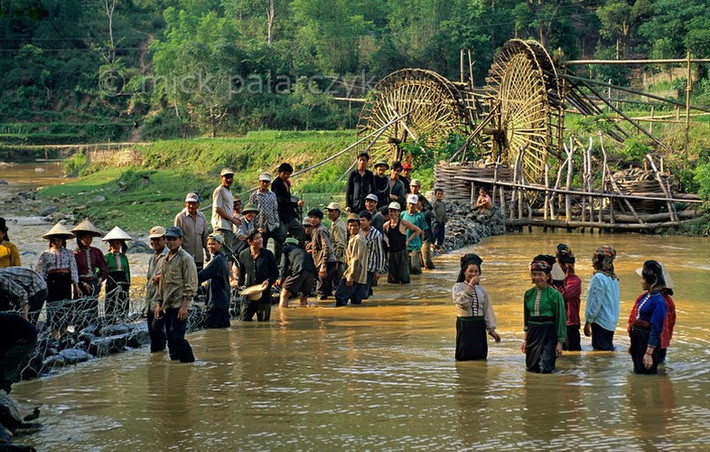 Đồng bào Thái Đen đắp một con đập thủy lợi để dẫn nước cho những cọn nước mới trên sông Nậm La.