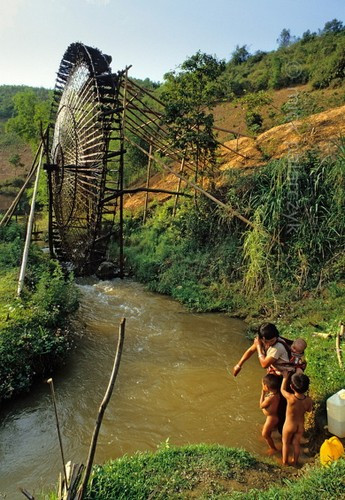 Bà mẹ người Thái Đen tắm rửa cho những đứa con gần một cọn nước ven sông Nậm La.