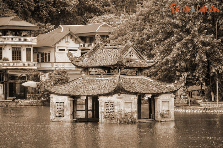 Tiếng đồn về chuyện Từ Đạo Hạnh tài phép báo thù cho cha vang khắp nước Nam bấy giờ, lan truyền cả vào cung đình. Vua cho mời ông vào cung để đàm đạo.