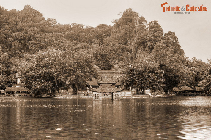 Nằm ở huyện Quốc Oai, cách trung tâm Hà Nội khoảng 20 km, chùa Thầy là một trong những ngôi chùa cổ nổi tiếng nhất Việt Nam. Lịch sử của ngôi chùa này gắn liền với truyền thuyết nhuốm màu huyền bí về một nhà sư nổi tiếng thời Lý là Từ Đạo Hạnh.