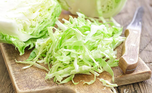5. Bắp cải Cũng thuộc họ cải, đây là loại rau phổ biến và hữu ích cho sức khỏe bởi nó có nhiều chất dinh dưỡng và có lợi cho sức khỏe. Bắp cải rất giàu vitamin A, C, D, E và K, các khoáng chất như canxi, sắt, magiê, kẽm và natri. Đặc biệt trong bắp cải có hàm lượng chất béo và đường rất thấp.
