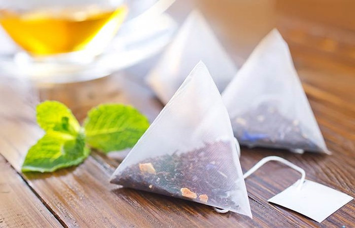 Túi trà: Trà có chứa tannin có thể giúp làm dịu mắt đỏ. Điều này chủ yếu là do các đặc tính chống viêm của tannin. Lấy hai túi trà đã qua sử dụng và làm lạnh chúng. Sau một giờ, lấy chúng ra và đặt chúng vào mắt bạn. Để yên trong 15 đến 20 phút.