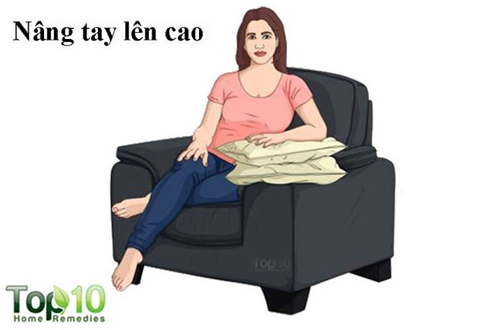 Nâng cao ngón tay cái: Bong gân có thể gây ra lưu thông máu kém, do đó có thể gây sưng và đau nhiều hơn. Để cải thiện lưu thông máu, đặt bàn tay lên cao. Độ cao giúp giảm cảm giác khó chịu như sưng, viêm và đau.