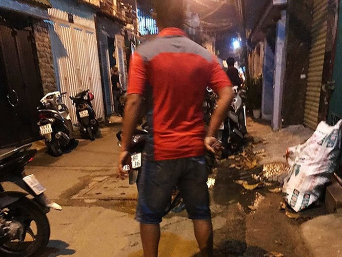 Theo Vietnamnet, khoảng 22h30 tối 14/5, hàng chục trinh sát đã tiến hành bao vây 1 căn nhà trong con hẻm trên đường Phạm Văn Chiêu, phường 9, quận Gò Vấp, bắt giữ đối tượng có biệt danh Tài “mụn”, tức Nguyễn Tấn Tài (SN 1994, ngụ Q.12). Trong ảnh: Một trinh sát mặc thường phục cầm súng ngắn chốt chặn ở con hẻm trong vụ vây bắt nghi can đâm chết hiệp sĩ. (Ảnh: Pháp luật TPHCM)