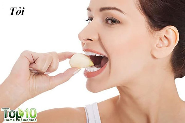 Tỏi: Tỏi là một loại thảo dược làm hạ huyết áp. Nó giúp thư giãn các mạch máu bằng cách kích thích việc sản xuất oxit nitric, do đó làm giảm huyết áp, đặc biệt là huyết áp tâm thu.