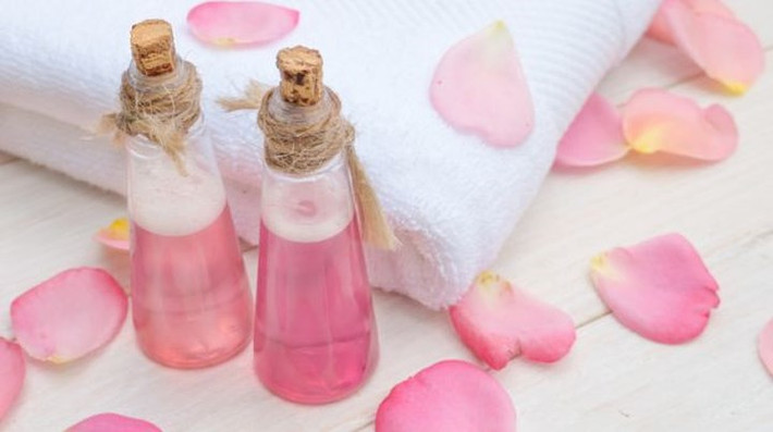 Làm trẻ hóa làn da: Nước hoa hồng là một sản phẩm có thể khiến bạn cảm thấy tươi mới sau khi phun lên mặt. Mùi hương tươi mới giúp bạn bình tĩnh và ngay lập tức đặt bạn vào một tâm trạng mới mẻ.