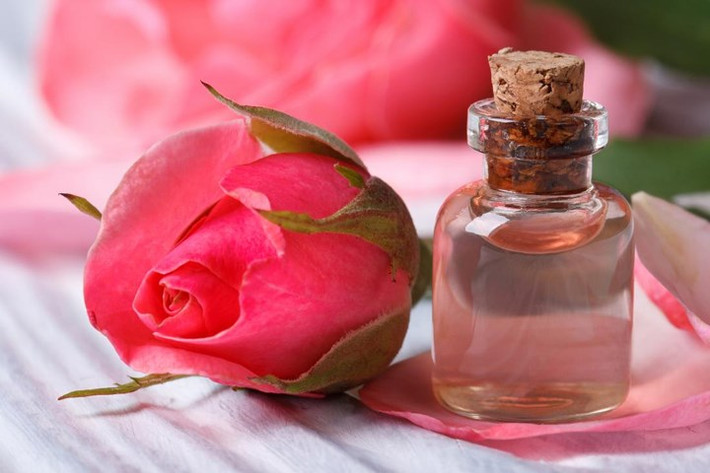 Có đặc tính chống lão hóa: Nước hoa hồng là làm chậm lão hóa và giữ cho khuôn mặt của bạn trông trẻ trung và tươi mới. Nước hoa hồng chứa một lượng lớn chất chống oxy hóa chống lại các gốc tự do. Nó cũng bảo vệ da khỏi những tác hại của tia UV. Chỉ cần nhớ thoa nó lên khuôn mặt của bạn trước khi đi ra ngoài.
