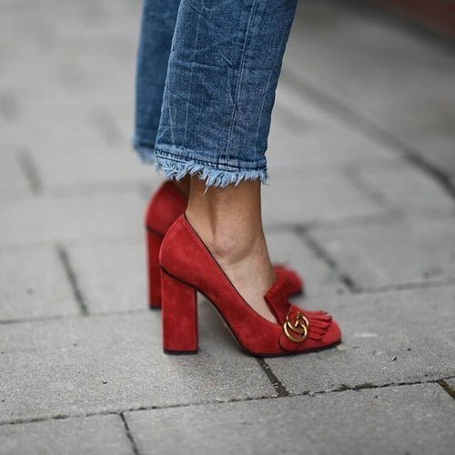 Không nên mang những đôi giày quá rộng vì bạn sẽ phải gồng cả bàn chân để giữ cho giày không bị rớt gót. Bạn cũng có thể mang một đôi tất dày và dùng máy sấy tóc để làm dãn bớt giày của mình nếu cảm thấy quá khít và bí, đặc biệt là với những đôi giày cao gót làm bằng da.