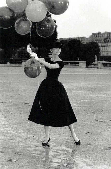 Little black dress: Có một câu nói kinh điển rằng mỗi phụ nữ nên sở hữu một chiếc đầm đen “Little black dress” từ bộ phim Bữa sáng ở Tiffani làm nên tên tuổi của Audrey Hepburn. Chiếc đầm đen phù hợp cho mọi hoàn cảnh, dù là dự tiệc, đi làm hay dạo phố.