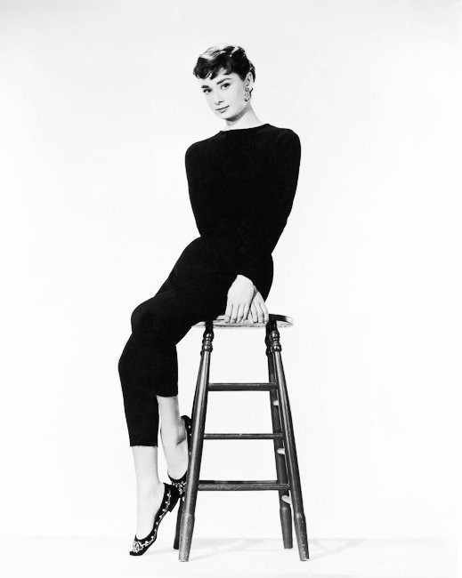 Quần đen đơn giản diện cùng giày búp bê: Audrey Hepburn là một tín đồ của giày búp bê. Bộ sưu tập giày của bà bao gồm rất nhiều tông màu lạ như vàng tươi hoặc xanh lá. Một chiếc quần đen đơn giản là lựa chọn thông minh để khiến đôi chân trông dài ra. Nếu phái đẹp muốn tạo hiệu ứng thị giác cao hơn chiều cao thật, hãy nhớ khoe ra mắt cá chân và bàn chân khi chọn bộ đôi này.