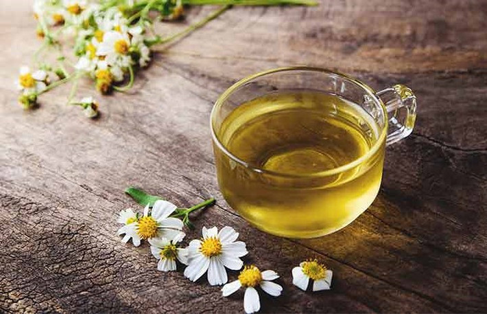 Trà hoa cúc là một phương thuốc rất có lợi cho việc điều trị mắt đỏ. Điều này chủ yếu là do đặc tính chống viêm có thể giúp giảm viêm và sưng mắt. Pha một thìa trà hoa cúc vào một cốc nước nóng. Khi trà nguội đi một chút, hãy làm lạnh trong một giờ. Ngâm hai miếng bông vào đó và đặt chúng vào mắt bạn. Để chúng trong 30 phút và rửa mắt bằng trà hoa cúc.