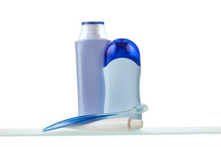 5. Triclosan trong các sản phẩm xà phòng diệt khuẩn, khử mùi và kem đánh răng Tác nhân kháng khuẩn là một chất gây rối loạn nội tiết giống như phthalates. Triclosan có mặt ở khắp nơi, nhất là trong các sản phẩm chăm sóc cá nhân. Tháng 9 năm 2016, nó bị cấm sử dụng trong xà phòng sau một đánh giá mức độ rủi ro của Cơ quan Quản lí Thực phẩm và Dược phẩm Hoa Kỳ (FDA). Cơ quan này cho rằng, việc sử dụng các sản phẩm kháng khuẩn trong gia đình hoàn toàn không có lợi ích gì, thậm chí làm tăng khả năng phơi nhiễm triclosan. Giải pháp: Tránh xa bất kì sản phẩm nào được dán nhãn kháng khuẩn.