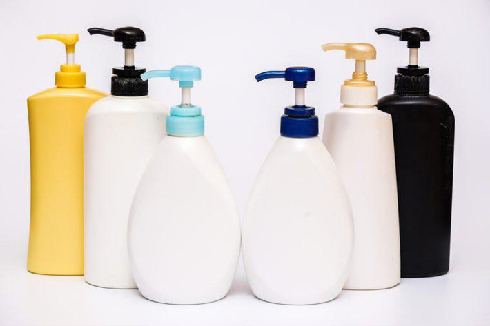 2. Phthalates, xuất hiện trong các hoá mỹ phẩm phòng tắm Phthalates là một chất gây rối loạn nội tiết khác, gây ra hiện tượng giảm lượng tinh trùng, dị tật bẩm sinh, béo phì và tiểu đường. Phthalates thường được sử dụng trong sản xuất nhựa dẻo, tạo ra các sản phẩm như đồ chơi và chai lọ. Tuy vậy phthalates cũng thường được tìm thấy trong các sản phẩm chăm sóc cá nhân như sơn móng tay, thuốc xịt tóc, sữa rửa mặt, xà phòng, dầu gội đầu và nước hoa.